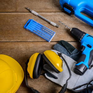 Equipamentos e EPIs utilizados na locação de equipamentos para construção sobre superfície de madeira.