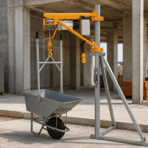 Guincho de coluna utilizado para movimentação vertical de cargas em ambiente industrial, com sistema de cabo de aço, tambor de enrolamento e recipiente suspenso para transporte seguro de materiais.