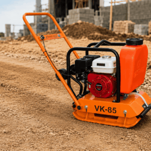 Placa vibratória compactando solo em canteiro de obras, equipamento utilizado para compactação de terrenos, preparação de fundações, assentamento de pisos intertravados e reparos em pavimentação.