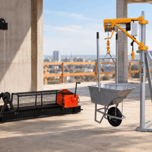 Equipamentos de elevação em canteiro de obras exibindo mini grua com carrinho de transporte acoplado e guincho motorizado com caçamba para locação de guincho de coluna e mini grua.